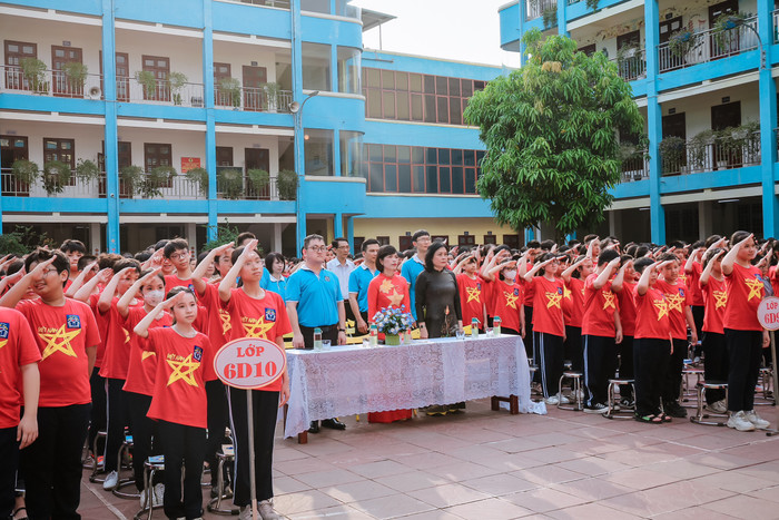 Cán bộ, giáo viên và học sinh Trường Trung học cơ sở Trần Phú làm lễ chào cờ (Ảnh: LMT) thcs-tran-phú-7.jpg