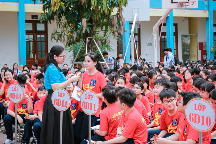 Các em học sinh trả lời câu hỏi về thân thế, sự nghiệp đồng chí Trần Phú (Ảnh: LMT) thcs-tran-phú-3.jpg