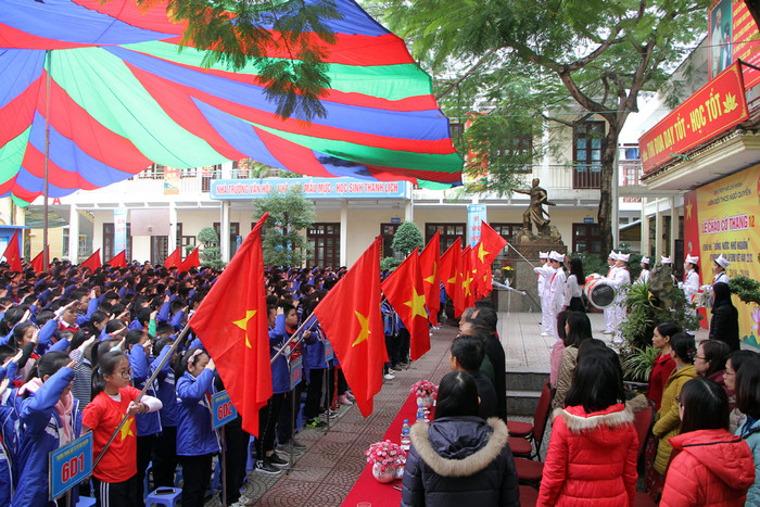 Giáo dục truyền thống ‘Uống nước nhớ nguồn’ trong lễ chào cờ điểm Giáo dục truyền thống ‘Uống nước nhớ nguồn’ trong lễ chào cờ điểm