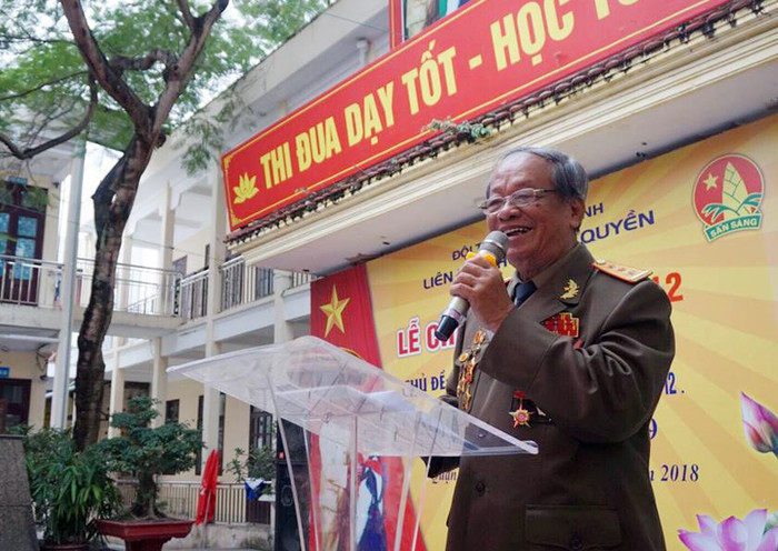 Ông Hà Văn Nhiều, Chủ tịch Hội nạn nhân chất độc da cam điôxin phường An Biên (quận Lê Chân) giao lưu với học sinh nhà trường. (Ảnh: Lã Tiến)