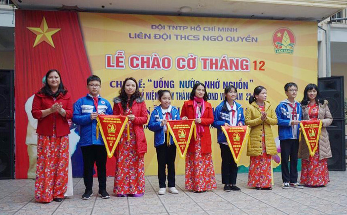 Lãnh đạo nhà trường trao cờ thi đua xuất sắc tặng 4 tập thể có thành tích dẫn đầu khối học (Ảnh: Lã Tiến)