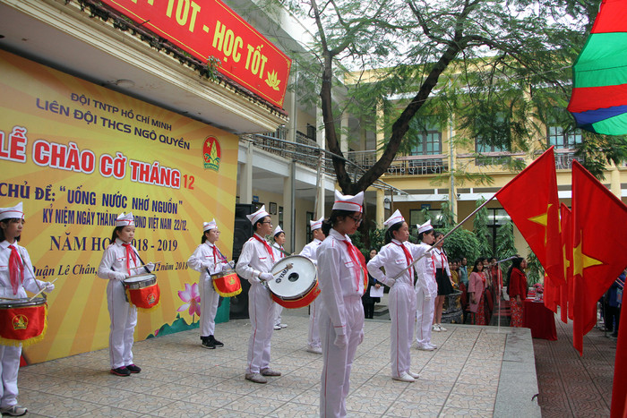 Lễ chào cờ điểm chủ đề "Uống nước nhớ nguồn" của Trường Trung học cơ sở Ngô Quyền (Ảnh: Lã Tiến)