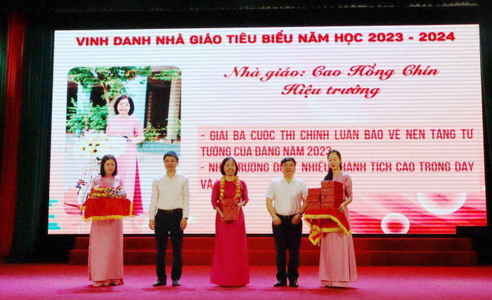 Vinh danh các nhà giáo tiêu biểu trong năm học 2023-2024 (Ảnh: HC) GDVN_thcs-ngo-quyen-bieu-duong-6.jpg
