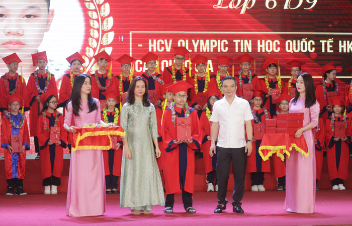 Lãnh đạo quận Lê Chân trao thưởng học sinh đạt thành tích cao năm học 2023 - 2024 (Ảnh: HC) GDVN_thcs-ngo-quyen-bieu-duong-2.jpg