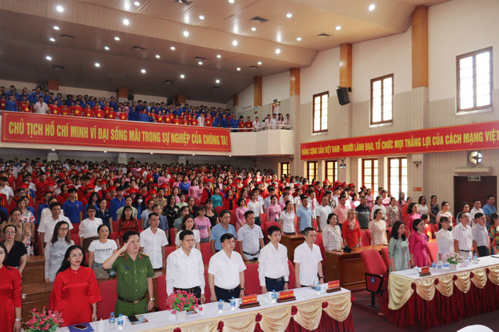Các đại biểu dự hội nghị tổng kết năm học của Trường Trung học cơ sở Ngô Quyền (Ảnh: HC) GDVN_thcs-ngo-quyen-bieu-duong-3.jpg