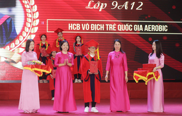 Biểu dương học sinh đạt thành tích cao năm học 2023 - 2024 (Ảnh: HC) GDVN_thcs-ngo-quyen-bieu-duong-4.jpg