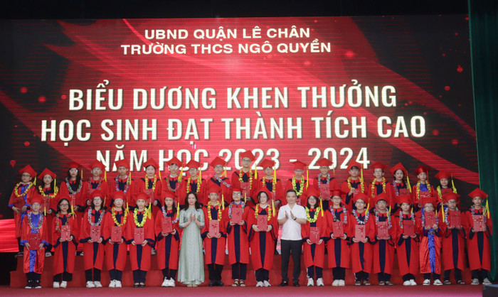 Trường Trung học cơ sở Ngô Quyền biểu dương, khen thưởng học sinh đạt thành tích cao trong năm học 2023-2024 (Ảnh: HC) GDVN_thcs-ngo-quyen-bieu-duong-1.jpg