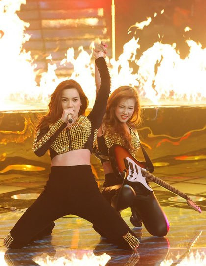 Đinh Hương (phải) và HLV Hà Hồ song ca ca khúc Fighter.