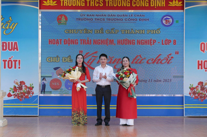 Lãnh đạo Ủy ban nhân dân quận Lê Chân tặng hoa giáo viên giảng dạy tại chuyên đề (Ảnh: HH) Lãnh đạo Ủy ban nhân dân quận Lê Chân tặng hoa giáo viên giảng dạy tại chuyên đề (Ảnh: HH)