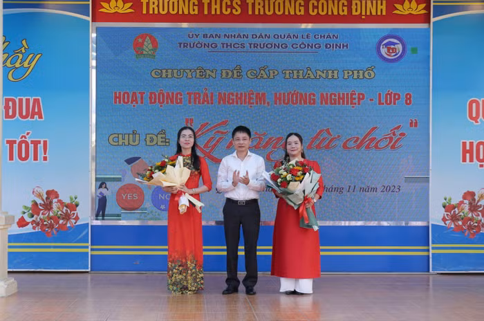 Lãnh đạo Ủy ban nhân dân quận Lê Chân tặng hoa giáo viên giảng dạy tại chuyên đề (Ảnh: HH)