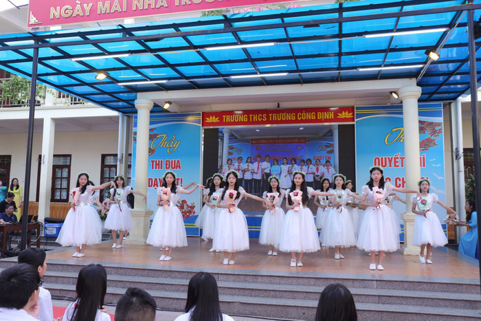 Các tiết mục văn nghệ do học sinh nhà trường biểu diễn (Ảnh: HH) Các tiết mục văn nghệ do học sinh nhà trường biểu diễn (Ảnh: HH)