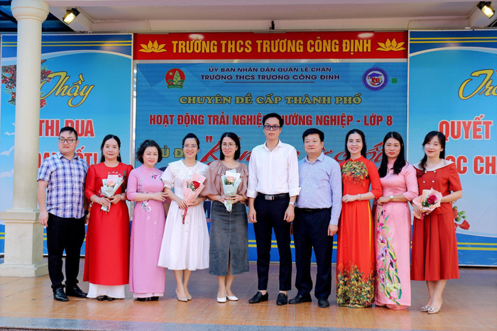 Các đại biểu chụp ảnh cùng Ban giám hiệu và giáo viên thực hiện tiết dạy (Ảnh: HH) Các đại biểu chụp ảnh cùng Ban giám hiệu và giáo viên thực hiện tiết dạy (Ảnh: HH)
