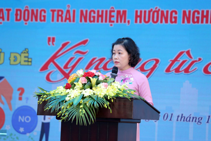 Cô giáo Nguyễn Thị Thanh Huyền – Phó hiệu trưởng Trường Trung học cơ sở Trương Công Định phát biểu khai mạc chuyên đề (Ảnh: HH) Cô giáo Nguyễn Thị Thanh Huyền – Phó hiệu trưởng Trường Trung học cơ sở Trương Công Định phát biểu khai mạc chuyên đề (Ảnh: HH)