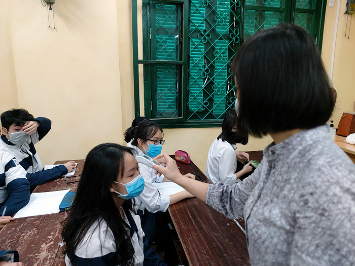 Giáo viên Trường Trung học phổ thông Ngô Quyền đo nhiệt độ cho từng học sinh (Ảnh: Lã Tiến) Giáo viên Trường Trung học phổ thông Ngô Quyền đo nhiệt độ cho từng học sinh (Ảnh: Lã Tiến)