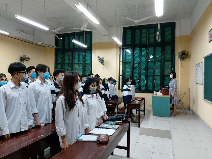 Học sinh làm lễ chào cờ đầu tuần ngay trong lớp (Ảnh: Lã Tiến) Học sinh làm lễ chào cờ đầu tuần ngay trong lớp (Ảnh: Lã Tiến)