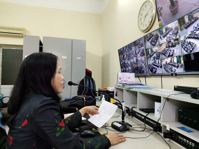 Cô giáo Phạm Thị Mai Hương, Phó hiệu trưởng Trường Trung học phổ thông Ngô Quyền phổ biến cẩm nang phòng, chống dịch bệnh Covid-19. (Ảnh: Lã Tiến) Cô giáo Phạm Thị Mai Hương, Phó hiệu trưởng Trường Trung học phổ thông Ngô Quyền phổ biến cẩm nang phòng, chống dịch bệnh Covid-19. (Ảnh: Lã Tiến)