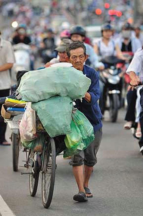 Cuộc sống vẫn ồn ào, còn với cụ thì vẫn một chiếc xe đạp đi mua phế liệu từ con phố này đến con phố khác Cuộc sống vẫn ồn ào, còn với cụ thì vẫn một chiếc xe đạp đi mua phế liệu từ con phố này đến con phố khác