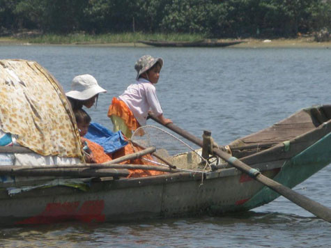 "Cháu phái chèo, phải chống, để đưa gia đình cháu lên bờ" "Cháu phái chèo, phải chống, để đưa gia đình cháu lên bờ"