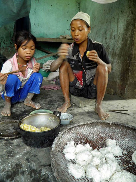 Bữa ăn chỉ có mỗi sắn lùi và ngô. Bữa ăn chỉ có mỗi sắn lùi và ngô.
