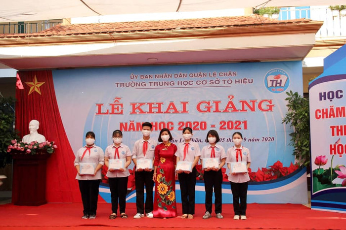 Trường Trung học cơ sở Tô Hiệu tặng quà các em học sinh có hoàn cảnh khó khăn (Ảnh: MT)