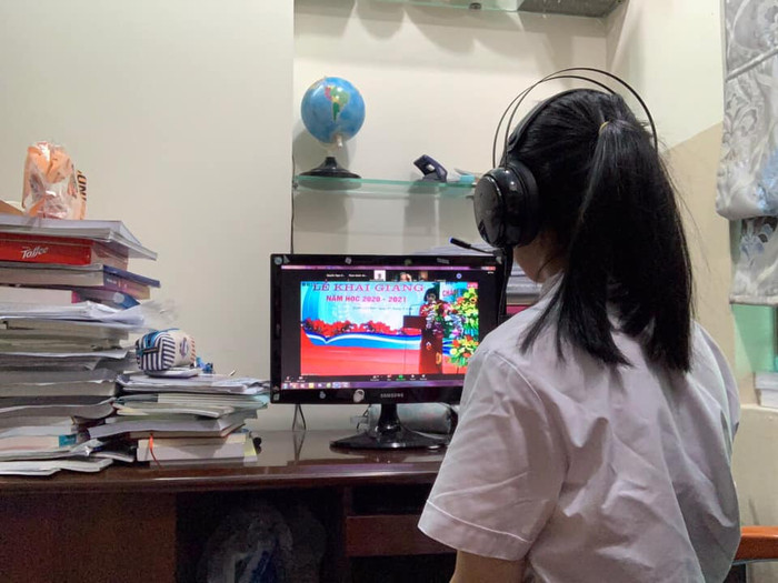 Nhà trường tổ chức phát trực tiếp lễ khai giảng để các phụ huynh, học sinh tham dự trực tuyến (Ảnh: MT)