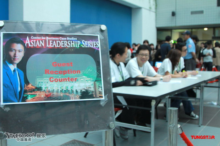 Hình ảnh Tạ Đình Phong tại buổi diễn thuyết truyền đạt kinh nghiệm kinh doanh với sinh viên HKUST.