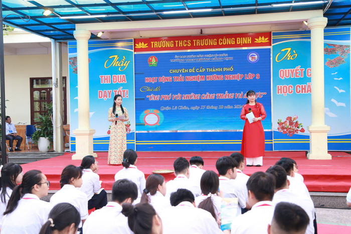 Chuyên đề với tiết dạy minh hoạ do cô giáo Hoàng Thị Thanh Vân và cô giáo Lê Thu Thủy cùng các em học sinh khối 9 thực hiện (Ảnh: LT) GDVN_cd-trai-nghiem-huong-nghiep-7.jpg