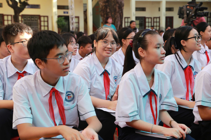 Các em học sinh khối 9 chăm chú lắng nghe và tích cực tham gia các hoạt động tại chuyên đề (Ảnh: LT) GDVN_cd-trai-nghiem-huong-nghiep-4.jpg
