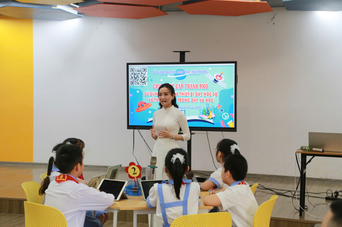 Giáo viên Trường Tiểu học Đinh Tiên Hoàng lên lớp tiết dạy minh hoạ (Ảnh: LT) GDVN_HB-chuyen-de-thu-vien-so-3.jpg