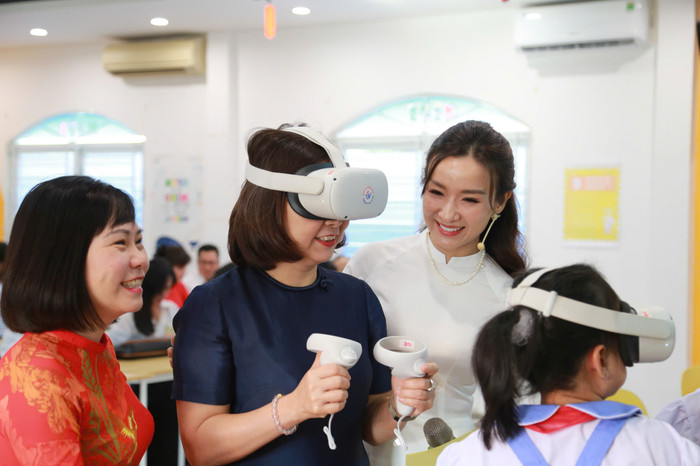 Các đại biểu trải nghiệm không gian thực tế ảo (Ảnh: LT) GDVN_HB-chuyen-de-thu-vien-so-14.jpg