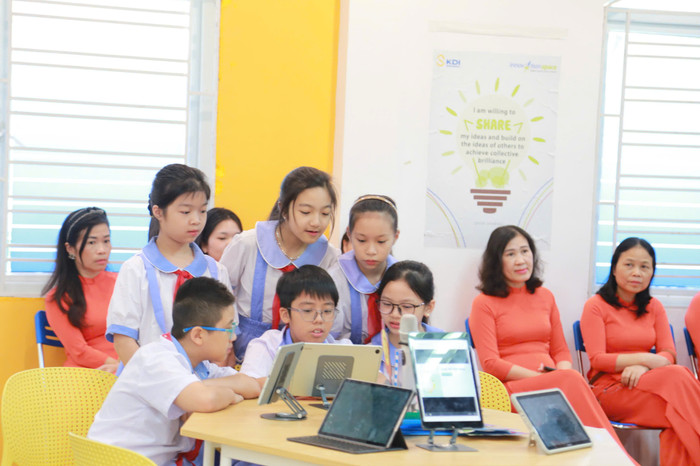 Học sinh hình thành kỹ năng sử dụng, khai thác sách điện tử, sách nói, thiết bị dạy học số trong thư viện số của nhà trường (Ảnh: LT) GDVN_HB-chuyen-de-thu-vien-so-4.jpg