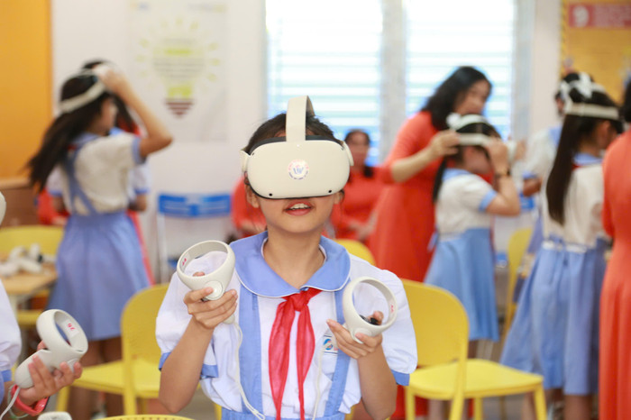 Các em học sinh hào hứng với trải nghiệm không gian thực tế ảo (Ảnh: LT) GDVN_HB-chuyen-de-thu-vien-so-8.jpg