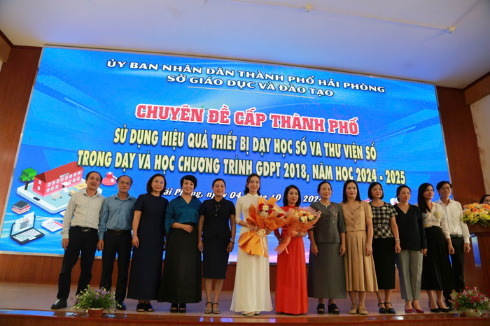 Các đại biểu tặng hoa giáo viên thực hiện tiết dạy minh hoạ (Ảnh: LT) GDVN_HB-chuyen-de-thu-vien-so-1.jpg