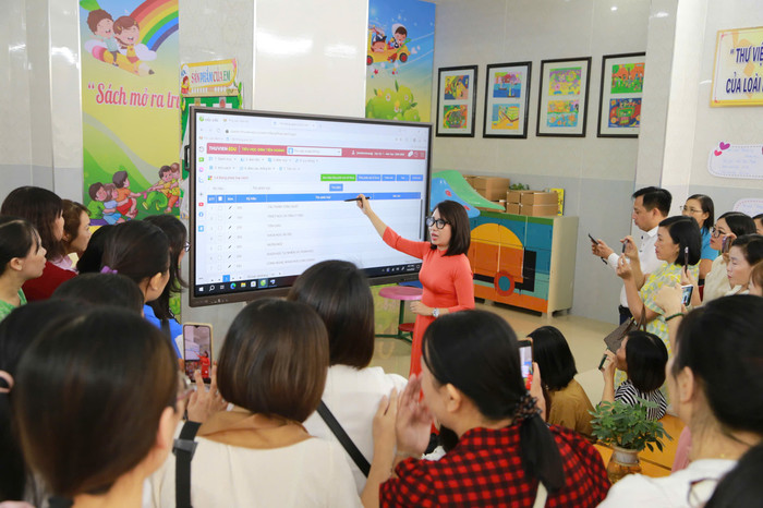 Các đại biểu dự chuyên đề được trải nghiệm thư viện số của Trường Tiểu học Đinh Tiên Hoàng (Ảnh: LT) GDVN_HB-chuyen-de-thu-vien-so-15.jpg
