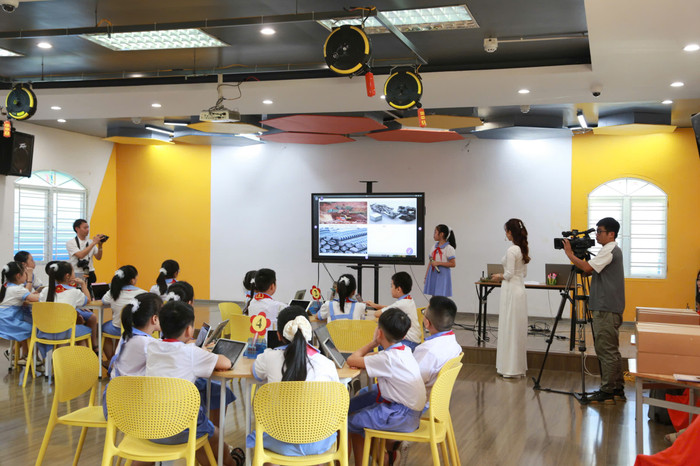 Học sinh hình thành kỹ năng sử dụng, khai thác sách điện tử, sách nói, thiết bị dạy học số trong thư viện số của nhà trường (Ảnh: LT) GDVN_HB-chuyen-de-thu-vien-so-7.jpg