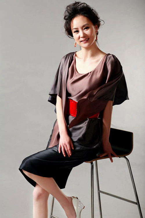 Diện style thời trang hiện đại, mỹ nhân họ Lưu sành điệu, quyến rũ không thua kém đàn em. Xem thêm: Mỹ nữ Trời ban (P1): Lâm Thanh Hà - Như mây, như gió, lại như sương. Diện style thời trang hiện đại, mỹ nhân họ Lưu sành điệu, quyến rũ không thua kém đàn em. Xem thêm: Mỹ nữ Trời ban (P1): Lâm Thanh Hà - Như mây, như gió, lại như sương.