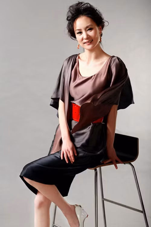 Diện style thời trang hiện đại, mỹ nhân họ Lưu sành điệu, quyến rũ không thua kém đàn em. Xem thêm: Mỹ nữ Trời ban (P1): Lâm Thanh Hà - Như mây, như gió, lại như sương.