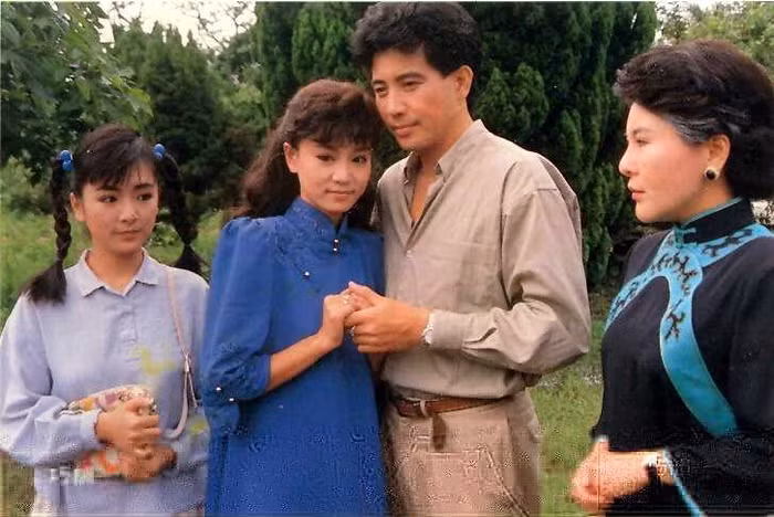 Cùng với nam tài tử Tần Hán, Lưu Tuyết Hoa tạo nên hình ảnh tiên đồng - ngọc nữ của màn ảnh xứ Trung thập niên 80, đầu 90 của thế kỷ trước. Xem thêm: Mỹ nữ Trời ban (P1): Lâm Thanh Hà - Như mây, như gió, lại như sương.