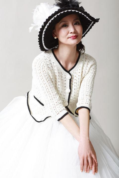 Lưu Tuyết Hoa không thể có con - thiệt thòi và điều đáng buồn nhất trong cuộc đời "người đàn bà khóc". Ở tuổi 50, Lưu Tuyết Hoa vẫn đẹp, đằm thắm như đóa quỳnh hương. Diện chiếc váy trắng bồng bềnh, Lưu Tuyết Hoa vẫn "trong sáng". Xem thêm: Mỹ nữ Trời ban (P1): Lâm Thanh Hà - Như mây, như gió, lại như sương. Lưu Tuyết Hoa không thể có con - thiệt thòi và điều đáng buồn nhất trong cuộc đời "người đàn bà khóc". Ở tuổi 50, Lưu Tuyết Hoa vẫn đẹp, đằm thắm như đóa quỳnh hương. Diện chiếc váy trắng bồng bềnh, Lưu Tuyết Hoa vẫn "trong sáng". Xem thêm: Mỹ nữ Trời ban (P1): Lâm Thanh Hà - Như mây, như gió, lại như sương.