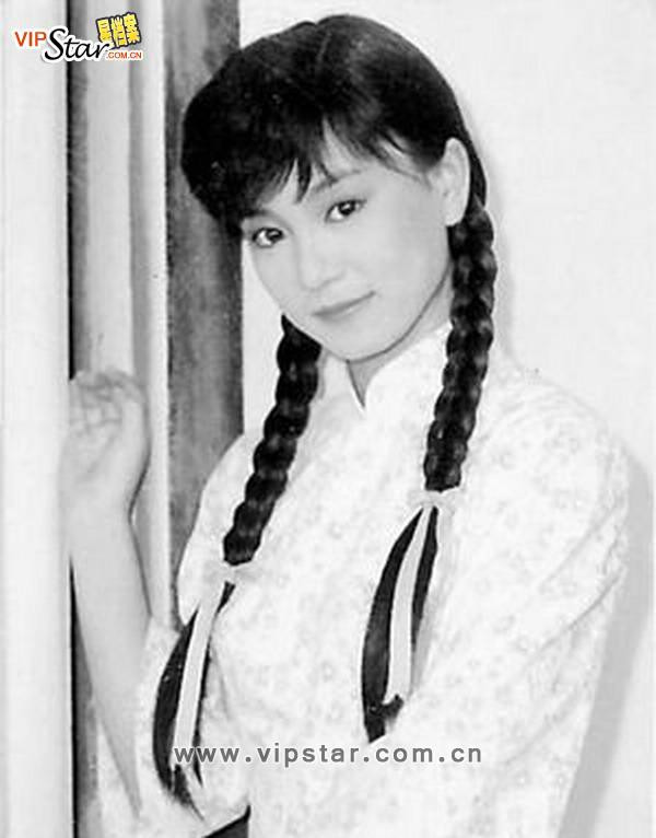 Công chúng chú ý tới Lưu Tuyết Hoa trước hết bởi vẻ đẹp nền nã, mộc mạc, chân phương như cô thôn nữ. Không một chút màu mè, diêm dúa nào động chạm tới "gót chân" cô. Xem thêm: Mỹ nữ Trời ban (P1): Lâm Thanh Hà - Như mây, như gió, lại như sương. Công chúng chú ý tới Lưu Tuyết Hoa trước hết bởi vẻ đẹp nền nã, mộc mạc, chân phương như cô thôn nữ. Không một chút màu mè, diêm dúa nào động chạm tới "gót chân" cô. Xem thêm: Mỹ nữ Trời ban (P1): Lâm Thanh Hà - Như mây, như gió, lại như sương.