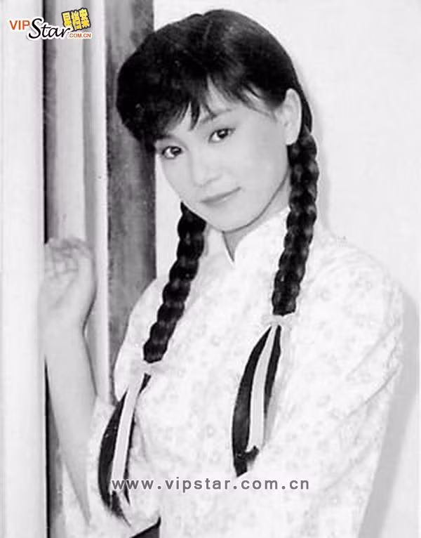 Công chúng chú ý tới Lưu Tuyết Hoa trước hết bởi vẻ đẹp nền nã, mộc mạc, chân phương như cô thôn nữ. Không một chút màu mè, diêm dúa nào động chạm tới "gót chân" cô. Xem thêm: Mỹ nữ Trời ban (P1): Lâm Thanh Hà - Như mây, như gió, lại như sương.