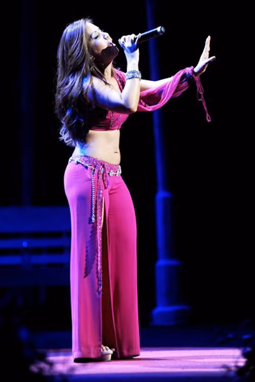 Đầu bảng về độ thoáng mát trong trang phục biểu diễn, có lẽ thuộc về ca sĩ Minh Tuyết. Cô nhiều lần bị chỉ trích vì phong cách quá nóng bỏng trên sân khấu. Xem thêm: Phong cách thời trang Sao Việt.