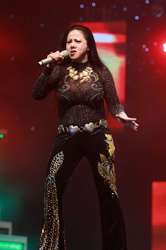 Mới đây, ca sĩ hải ngoại Ngọc Anh bị chê bai nhiều bởi chiếc áo mỏng tang và kết cấu thiếu thẩm mỹ. Xem thêm: Phong cách thời trang Sao Việt.