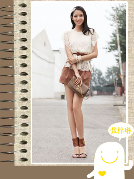 Cũng có lúc cô nàng chọn cho mình những chiếc váy xòe màu sắc rất xì tin, mix cùng áo phông, khỏe khoắn lại nữ tính. Xem thêm: Phong cách thời trang Sao Việt. Cũng có lúc cô nàng chọn cho mình những chiếc váy xòe màu sắc rất xì tin, mix cùng áo phông, khỏe khoắn lại nữ tính. Xem thêm: Phong cách thời trang Sao Việt.