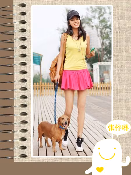 Áo may ô mát mẻ đi kèm chân váy hồng xinh xắn, giúp Hoa Hậu khoe đôi chân dài miên man, vóc dáng yêu kiều và phong cách "xì tin" như học sinh cấp 3. Xem thêm: Phong cách thời trang Sao Việt.