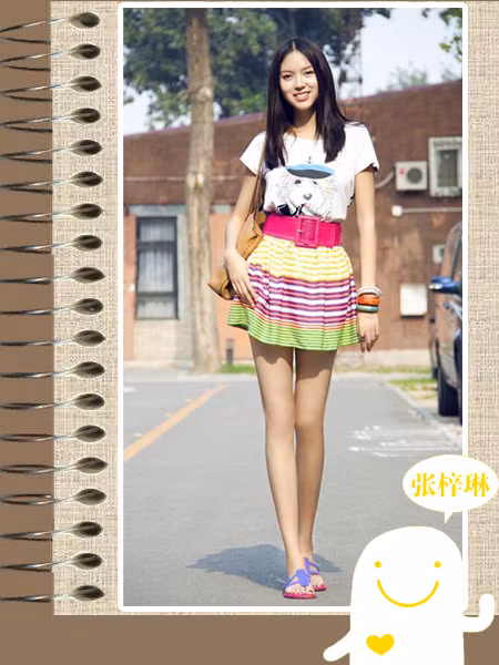 Cũng có lúc cô nàng chọn cho mình những chiếc váy xòe màu sắc rất xì tin, mix cùng áo phông, khỏe khoắn lại nữ tính. Xem thêm: Phong cách thời trang Sao Việt.