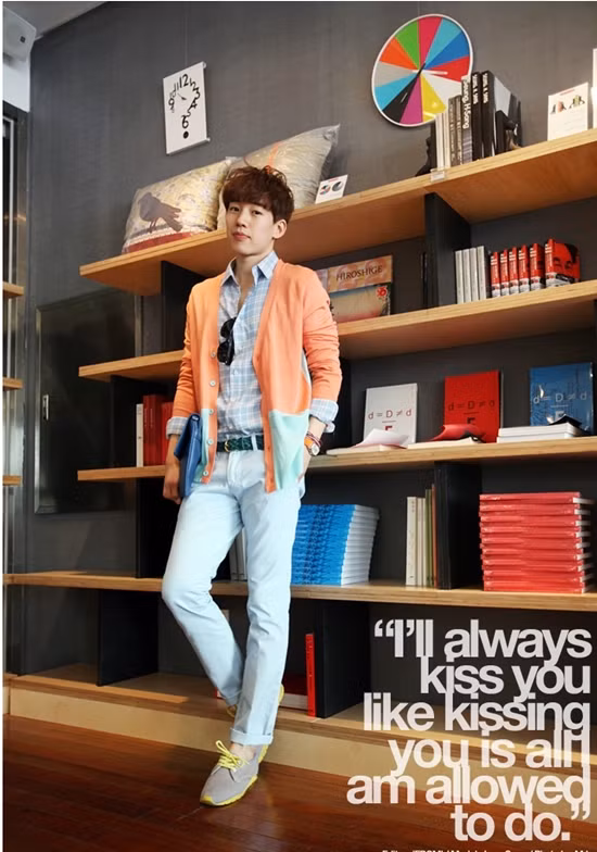 Làm điệu một chút với quần kaki lật ống và giày thể thao đế bệt, đây là style rất hợp với anh chàng có vóc dáng mảnh mai. (Ảnh: Xz) Xem thêm: Cách mix đồ khiến teen mê tít