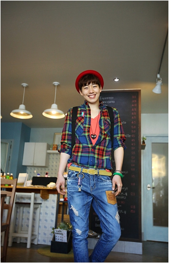 Pic nic cuối tuần cùng bạn bè? Hô biến style "phủi bụi" với quần jeans xược, áo ca rô màu sắc tươi tắn, trẻ trung. (Ảnh: Xz) Xem thêm: Cách mix đồ khiến teen mê tít Pic nic cuối tuần cùng bạn bè? Hô biến style "phủi bụi" với quần jeans xược, áo ca rô màu sắc tươi tắn, trẻ trung. (Ảnh: Xz) Xem thêm: Cách mix đồ khiến teen mê tít