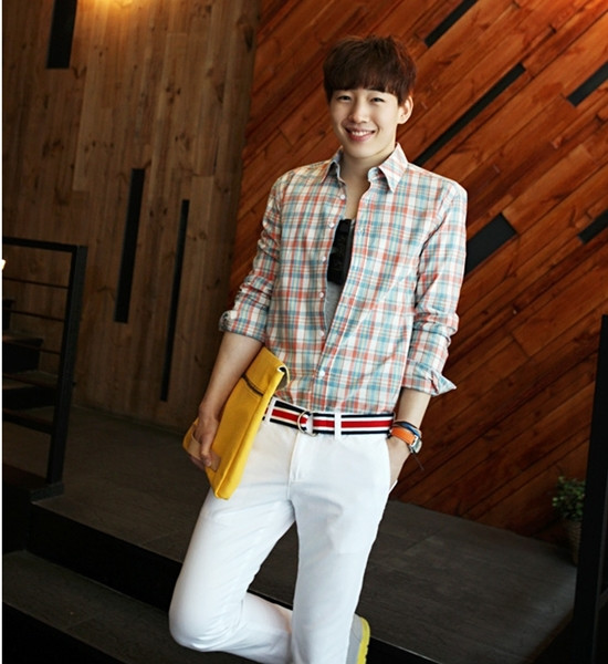 Cô gái nào cũng sẽ say đứ đứ style "mày râu nhẵn nhụi, áo quần bảnh bao" này mất thôi. Vì sao ư? Chỉ có những anh chàng tinh tế mới diện quần kaki trắng, kết hợp cùng thắt lưng vải jeans sọc màu. (Ảnh: Xz) Xem thêm: Cách mix đồ khiến teen mê tít Cô gái nào cũng sẽ say đứ đứ style "mày râu nhẵn nhụi, áo quần bảnh bao" này mất thôi. Vì sao ư? Chỉ có những anh chàng tinh tế mới diện quần kaki trắng, kết hợp cùng thắt lưng vải jeans sọc màu. (Ảnh: Xz) Xem thêm: Cách mix đồ khiến teen mê tít