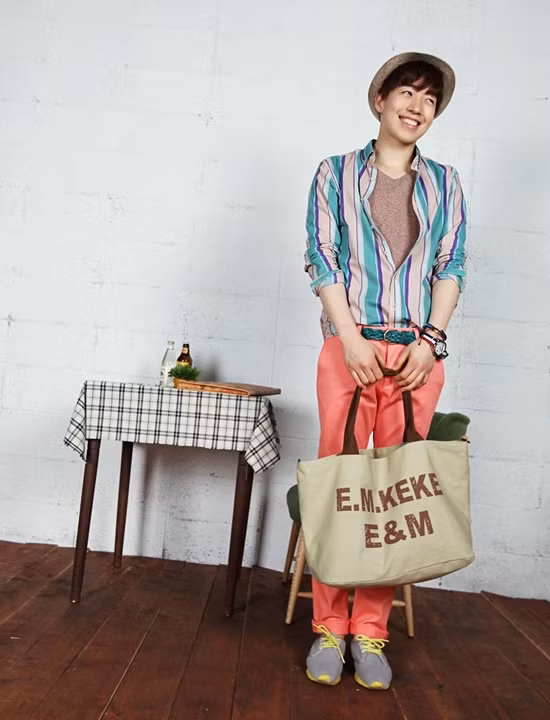 Một chiếc túi vải to sẽ là "rất lố" nếu đặt vào tay anh chàng quần thùng, áo số và tóc cua húi. Nhưng với nam sinh kẹo ngọt này, chiếc túi vải trở thành phụ kiện làm tăng nét đáng yêu, dễ thương. (Ảnh: Xz) Xem thêm: Cách mix đồ khiến teen mê tít